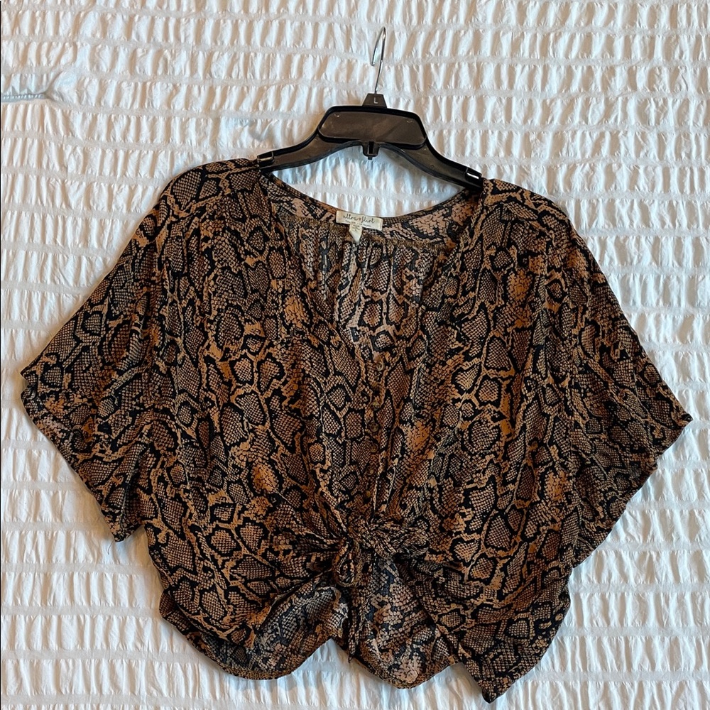 🌟NWT Ultra Flirt Snake-Print Tie-Front Top – Size L